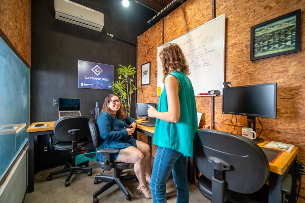 O coworking pode ajudar a abrir seu negócio oferecendo espaços adequados para você montar sua empresa. 